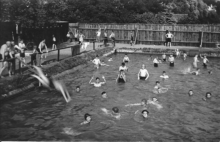Ein Freibad wurde 1932 bei Werneck zwischen der Mühlenwern und der alten Wern gebaut. Es existierte bis 1936 oder 1937. Ein Freibad wurde 1932 bei Werneck zwischen der Mühlenwern und der alten Wern gebaut. Es existierte bis 1936 oder 1937.