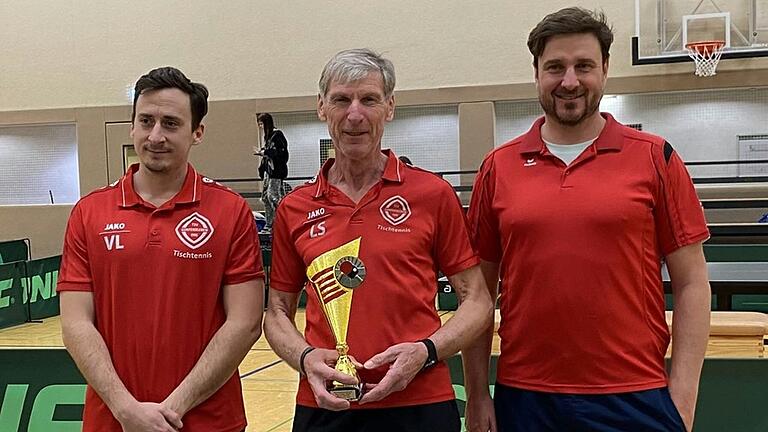 Bezirkspokalsieger der Bezirksligen Herren ist der TSV Güntersleben I mit (von links) Maurizio Rieß, Lothar Stieber und Volker Lorrmann. Bezirkspokalsieger der Bezirksligen Herren ist der TSV Güntersleben I mit (von links) Maurizio Rieß, Lothar Stieber und Volker Lorrmann.