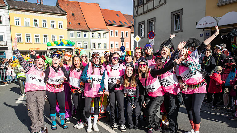 Tausende Menschen besuchen am Dienstag 04.03.25 den Kitzinger Landkreisumzug durch die Innenstadt von Kitzingen.