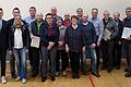 Vorsitzender Timo Hofmann (von links) ehrte die verdienten Mitglieder Andreas Lauck, Kathrin Virnekäs, Michael Lauck, Ludwig Lugert, Christine Baumgart, Matthias Kaemmer, Martha Wunder, Christian Ziermann, Karin Bischoff, Karlheinz Siegler, Siegfried Gernet, Uwe Hirsch, Norbert Bischoff, Christoph Tietze und Ernst Eger.