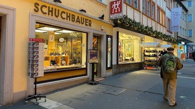 Ansgar Latzel vom Würzburger Messerfachgeschäft 'Schuchbauer' ist erleichtert über die gekippte 2G-Regelung im Einzelhandel. Ansgar Latzel vom Würzburger Messerfachgeschäft 'Schuchbauer' ist erleichtert über die gekippte 2G-Regelung im Einzelhandel.