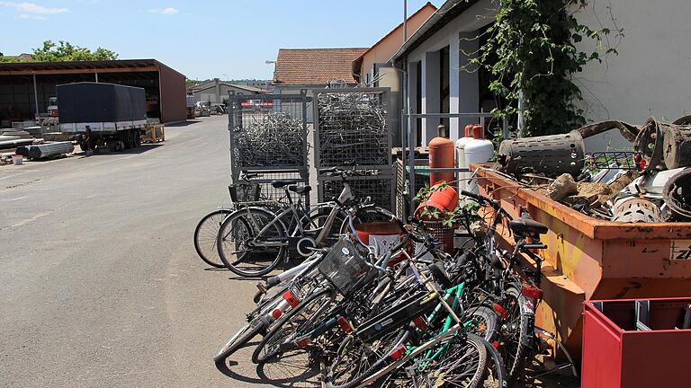 Volkachs Bauhofareal ist ein langer Schlauch mit weiten Wegen, an deren Ende die gefundenen und nicht abgeholten Fahrräder lagern. Volkachs Bauhofareal ist ein langer Schlauch mit weiten Wegen, an deren Ende die gefundenen und nicht abgeholten Fahrräder lagern.