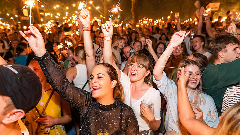 Tausende Menschen besuchen am Montag 14.08.23 das Volkacher Weinfest.