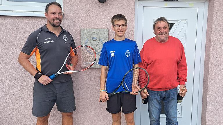 Die Doppelmeister (von links) Jens Wydrinna, Jannik Müller und Abtl. Günther Scheuermann.