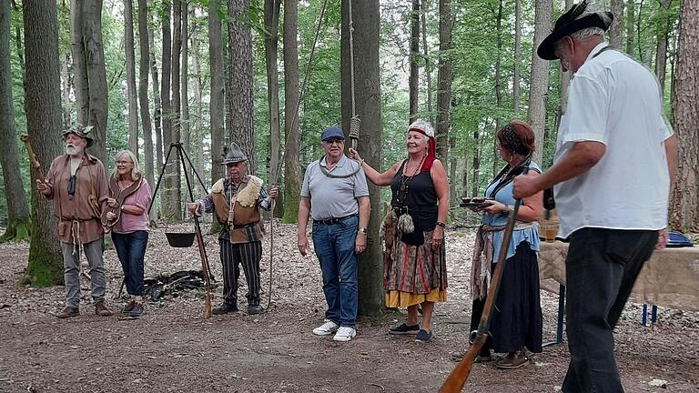 Peinliche Befragung von Reise-Teilnehmern durch die Spessart-Räuber mitten im Wald.