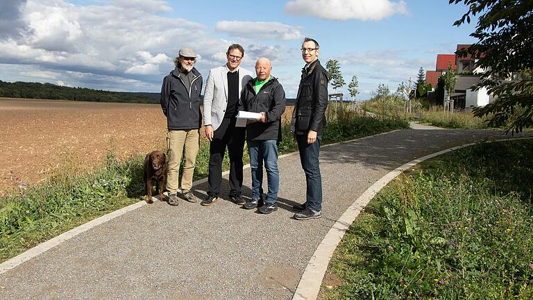 Bei der Übergabe der Grünfläche dabei waren (von links):&nbsp; Martin Auer (stellvertretender Bürgervereinsvorsitzender), Bürgermeister Martin Heilig, Stadtrat Rainer Schott, Gartenamtsleiter Helge Bert Grob.