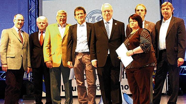 Besondere Auszeichnungen: Von Seiten des Badischen Fußballverbandes ehrte man diese FVler beim Festakt, hier mit dem Präsidenten Ronny Zimmermann (rechts) und seinem Vize Karl-Josef Schäfer (links).