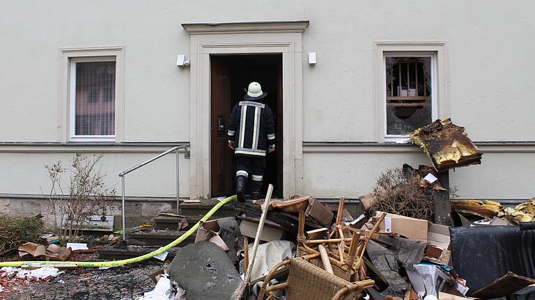 Erste Eindrücke nach dem Brand: Die Schäden am Pfarrhaus in Stockheim sind gravierend. Am frühen Mittwochmorgen war im Obergeschoss ein Feuer ausgebrochen, als Ursache wird ein technischer Defekt vermutet.