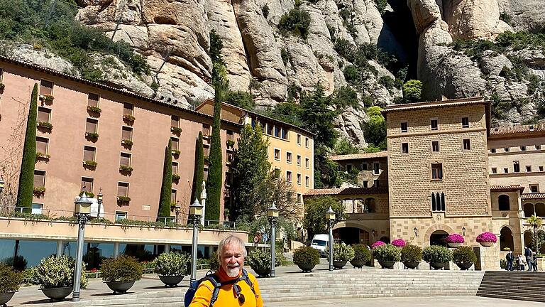 Das Alleinsein war zwar an den Tourismus-Hotspots, wie hier vor der Basilika auf der großen Plazza in Montserrat, die normalerweise vor Menschen überquillt, ein echter Gewinn, erzeugte aber andererseits auch einige Probleme.