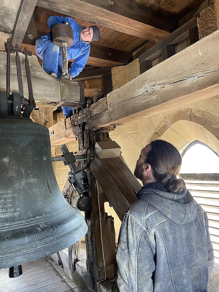 Hoch hinaus musste Glockengießermeister Rudolf Perner an der Marien-Glocke. Hier befindet sich ein Gewicht, das entsprechend eingestellt werden muss. Hoch hinaus musste Glockengießermeister Rudolf Perner an der Marien-Glocke. Hier befindet sich ein Gewicht, das entsprechend eingestellt werden muss.