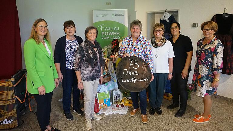 Im Bild von links: Barbara Göpfert, Inge Mahlmeister, Sieglinde Fackelmann, Beate Loos, Sigrid Hammer, Birgit Mayer-Bedenk, Anneliese Götz.