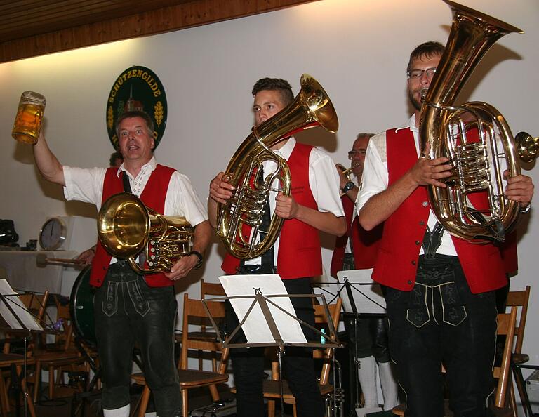 Die Großlangheimer Musikanten mit (von links) Ewald Pfannes, Alexander Hoppert und Benedikt Bauer spielen auf der Kirchweih in Hohenfeld den Prosit der Gemütlichkeit und sorgen dort seit Jahrzehnten für beste Stimmung. Die Großlangheimer Musikanten mit (von links) Ewald Pfannes, Alexander Hoppert und Benedikt Bauer spielen auf der Kirchweih in Hohenfeld den Prosit der Gemütlichkeit und sorgen dort seit Jahrzehnten für beste Stimmung.