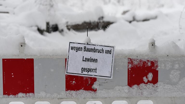 Schnee in Garmisch-Partenkirchen       -  Ein seit Samstag vermisster deutscher Wanderer ist in den österreichischen Alpen tot geborgen worden. (Symbolbild)