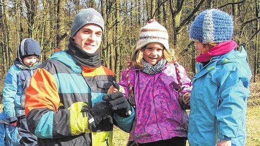 Mit Kindern im Freien: Till Toth leistet einen Teil seines Freiwilligen Ökologischen Jahres am Waldkindergarten Gerolzhofen, den andern Teil an der Klinik am Steigerwald auf der Waldesruh.