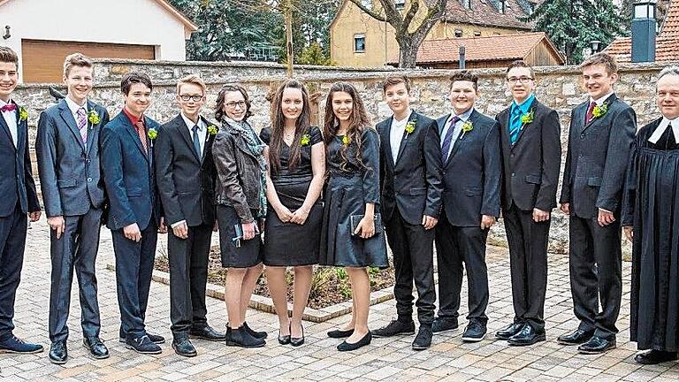 Marktstefter Konfirmanden sollen im Glauben wachsen       -  (jul)   Elf Jungen und Mädchen gingen in Marktsteft das erste Mal zum Tisch des Herrn. Der Gottesdienst wurde musikalisch vom Posaunenchor Marktsteft und von Julia Rosenberger an der Harfe gestaltet. Pfarrer Peter Stier hielt seine Predigt über das Bibelwort &bdquo;Ich bin der Weinstock, ihr seid die Reben&ldquo; aus Johannes 15 Vers 5. Er legte den  Konfirmanden ans Herz im Glauben immer weiter zu wachsen und mit Christus verbunden zu bleiben. Das Bild zeigt (von links): Christoph Wendel, Maximilian Stark, Tim Bucko, Max Böhm, Mareike Preun, Viviana Maruzs, Maxime Haag, Tim Etzelmüller, Janik Schmiedel, Tobias Seitz,Franz Wolf und Pfarrer Peter Stier.