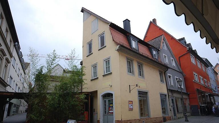 Ab 3. April sind sie ein Fall für den Abrissbagger, die Bauruine des Kitzinger Marktcafes (hinter der Bambushecke) und die Häuschen in der Marktstraße 29 und 31.