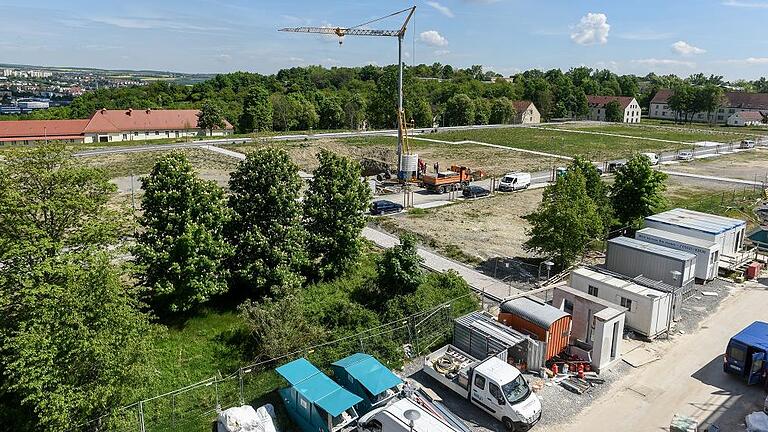 Am Hubland: Nächste Chance für Häuslebauer - Baugrund in der Stadt ist ein kostbares Gut. Groß war deshalb der Andrang, als im vorigen Jahr die ersten Baugrundstücke auf dem Konversionsgelände der Leighton Barracks am Hubland an den (Privat-)Mann gebracht wurden. Rund 400 Bewerber gab es da für die 28 Bauplätze nahe des Landesgartenschaugeländes, berichtete Stadtkämmerer Robert Scheller jetzt vor der Presse. Diese Woche beginnt die zweite Runde mit 34 Baugrundstücken. Noch bis zum 22. Juni können private Interessenten ab sofort ihre Bewerbungen für die vier Einfamilienhausgrundstücke, 16 Reihenhausbauplätze sowie 14 Kettenhausgrundstücke bei der Stadt Würzburg einreichen. Kettenhäuser sind einzeln stehende Häuser, die aber durch andere Bauten wie zum Beispiel Garagen oder Carports miteinander verbunden sind, erklärte Scheller. Die vier Einfamilienhausgrundstücke sind dabei „Rückläufer“ aus der ersten Verlosung des vorigen Jahres. „Die Gewinner konnten ihre Optionen aus persönlichen Gründen nicht antreten“, erläuterte Hans-Joachim Bartsch vom Fachbereich Immobilienmanagement der Stadt. Die angebotenen Grundstücke liegen im sogenannten Quartier III im Bereich der Alten Fernstraße, der Rottendorfer Straße der Agnes-Sapper-Straße und der Norbert-Glanzberg-Straße neben dem Gebäude des früheren Hangars. Sie haben Größen zwischen 253 und 775 Quadratmetern. Die Quadratmeterpreise liegen zwischen 360 und 410 Euro, ja nach Art und Lage des Baugrundstückes. Für jedes Kind bis zum vollendeten 16. Lebensjahr werden den Losgewinnern dabei zehn Euro vom Quadratmeterpreis erlassen, das gilt rückwirkend bis drei Jahre nach dem Kauf. Direkt neben dem jetzigen Baugebiet sollen auch noch reine Holzhäuser entstehen. „Da möchten wir während der Landesgartenschau eine ,Vorzeigebaustelle‘ einrichten“, so Bartsch. Gleichzeitig sollten aber bis zur Landesgartenschau so viele Baukräne wie möglich abgebaut werden. Wer einen der begehrten Bauplätze haben möchte, muss folgende Kriterien erfüllen: Er oder sie muss sich verpflichten, das Grundstück zur Selbstnutzung zu kaufen und es innerhalb einer bestimmten Frist zu bebauen. „Das sollen keine Vorhalteflächen für Kinder oder Enkelkinder werden, wir wollen eine rasche Besiedelung des Stadtteiles“, sagte Scheller. Weiter muss die Finanzierbarkeit des Kaufs nachweisbar sein und die Bewerber müssen volljährig sein. Für jeden Haustyp kann eine eigene Bewerbung mit Angabe eines Wunschgrundstückes abgegeben werden. Die Ausschreibung endet am 22. Juni. Jeder der Bauplätze wird dann am 11. Juli, voraussichtlich wieder im Ratssaal der Stadt, der Reihe nach mit drei Nachrückern verlost. Sollte ein Bewerber mehrere Losziehungen gewinnen, also zum Beispiel einmal für ein Reihenhausgrundstück und einmal für ein Einfamilienhausgrundstück, ist ihm freigestellt, welches der beiden Lose er akzeptiert. Die Bewerber werden in zwei Gruppen eingeteilt, und dabei lohnt es sich, schon länger in der Stadt zu wohnen. Denn 70 Prozent der zu vergebenden Bauplätze gehen an die Bewerber, die ihren Hauptwohnsitz schon mindestens zehn Jahre lang in der Stadt Würzburg hatten. Dies muss nicht ununterbrochen der Fall gewesen sein. Entscheidend ist der Tag des Bewerbungseingangs. Nach Anmeldung kann der betreffende Bereich mit den Grundstücken an insgesamt sechs Terminen besichtigt werden, um sich ein Bild vor Ort zu machen: am Sonntag, 21. Mai um 10 und 12 Uhr, am Mittwoch, 24. Mai, um 14 und 16 Uhr und am Dienstag, 3. Mai, um 14 und 16 Uhr. Tel. (09 31) 37 35 71 bzw 37 35 89. E-Mail: hans-joachim.bartsch@stadt.wuerzburg.de bzw. marina.schmitt@stadt.wuerzburg.de Die Bewerbungsunterlagen und alle weiteren Infos und Bedingungen gibt es im Netz unter www.hubland.de Am Hubland: Nächste Chance für Häuslebauer - Baugrund in der Stadt ist ein kostbares Gut. Groß war deshalb der Andrang, als im vorigen Jahr die ersten Baugrundstücke auf dem Konversionsgelände der Leighton Barracks am Hubland an den (Privat-)Mann gebracht wurden. Rund 400 Bewerber gab es da für die 28 Bauplätze nahe des Landesgartenschaugeländes, berichtete Stadtkämmerer Robert Scheller jetzt vor der Presse. Diese Woche beginnt die zweite Runde mit 34 Baugrundstücken. Noch bis zum 22. Juni können private Interessenten ab sofort ihre Bewerbungen für die vier Einfamilienhausgrundstücke, 16 Reihenhausbauplätze sowie 14 Kettenhausgrundstücke bei der Stadt Würzburg einreichen. Kettenhäuser sind einzeln stehende Häuser, die aber durch andere Bauten wie zum Beispiel Garagen oder Carports miteinander verbunden sind, erklärte Scheller. Die vier Einfamilienhausgrundstücke sind dabei „Rückläufer“ aus der ersten Verlosung des vorigen Jahres. „Die Gewinner konnten ihre Optionen aus persönlichen Gründen nicht antreten“, erläuterte Hans-Joachim Bartsch vom Fachbereich Immobilienmanagement der Stadt. Die angebotenen Grundstücke liegen im sogenannten Quartier III im Bereich der Alten Fernstraße, der Rottendorfer Straße der Agnes-Sapper-Straße und der Norbert-Glanzberg-Straße neben dem Gebäude des früheren Hangars. Sie haben Größen zwischen 253 und 775 Quadratmetern. Die Quadratmeterpreise liegen zwischen 360 und 410 Euro, ja nach Art und Lage des Baugrundstückes. Für jedes Kind bis zum vollendeten 16. Lebensjahr werden den Losgewinnern dabei zehn Euro vom Quadratmeterpreis erlassen, das gilt rückwirkend bis drei Jahre nach dem Kauf. Direkt neben dem jetzigen Baugebiet sollen auch noch reine Holzhäuser entstehen. „Da möchten wir während der Landesgartenschau eine ,Vorzeigebaustelle‘ einrichten“, so Bartsch. Gleichzeitig sollten aber bis zur Landesgartenschau so viele Baukräne wie möglich abgebaut werden. Wer einen der begehrten Bauplätze haben möchte, muss folgende Kriterien erfüllen: Er oder sie muss sich verpflichten, das Grundstück zur Selbstnutzung zu kaufen und es innerhalb einer bestimmten Frist zu bebauen. „Das sollen keine Vorhalteflächen für Kinder oder Enkelkinder werden, wir wollen eine rasche Besiedelung des Stadtteiles“, sagte Scheller. Weiter muss die Finanzierbarkeit des Kaufs nachweisbar sein und die Bewerber müssen volljährig sein. Für jeden Haustyp kann eine eigene Bewerbung mit Angabe eines Wunschgrundstückes abgegeben werden. Die Ausschreibung endet am 22. Juni. Jeder der Bauplätze wird dann am 11. Juli, voraussichtlich wieder im Ratssaal der Stadt, der Reihe nach mit drei Nachrückern verlost. Sollte ein Bewerber mehrere Losziehungen gewinnen, also zum Beispiel einmal für ein Reihenhausgrundstück und einmal für ein Einfamilienhausgrundstück, ist ihm freigestellt, welches der beiden Lose er akzeptiert. Die Bewerber werden in zwei Gruppen eingeteilt, und dabei lohnt es sich, schon länger in der Stadt zu wohnen. Denn 70 Prozent der zu vergebenden Bauplätze gehen an die Bewerber, die ihren Hauptwohnsitz schon mindestens zehn Jahre lang in der Stadt Würzburg hatten. Dies muss nicht ununterbrochen der Fall gewesen sein. Entscheidend ist der Tag des Bewerbungseingangs. Nach Anmeldung kann der betreffende Bereich mit den Grundstücken an insgesamt sechs Terminen besichtigt werden, um sich ein Bild vor Ort zu machen: am Sonntag, 21. Mai um 10 und 12 Uhr, am Mittwoch, 24. Mai, um 14 und 16 Uhr und am Dienstag, 3. Mai, um 14 und 16 Uhr. Tel. (09 31) 37 35 71 bzw 37 35 89. E-Mail: hans-joachim.bartsch@stadt.wuerzburg.de bzw. marina.schmitt@stadt.wuerzburg.de Die Bewerbungsunterlagen und alle weiteren Infos und Bedingungen gibt es im Netz unter www.hubland.de