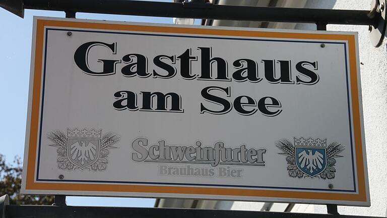 Das Haus ist verkauft, das Schild bleibt nur noch bis Samstag hängen. Dann ist im &bdquo;Gasthaus am See&ldquo; Feierabend.