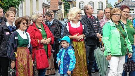 Viele große und kleine Bürger Untermerzbachs hatten sich zu Beginn der Präsentation ihres Dorfes am Marktplatz versammelt. Viele große und kleine Bürger Untermerzbachs hatten sich zu Beginn der Präsentation ihres Dorfes am Marktplatz versammelt.