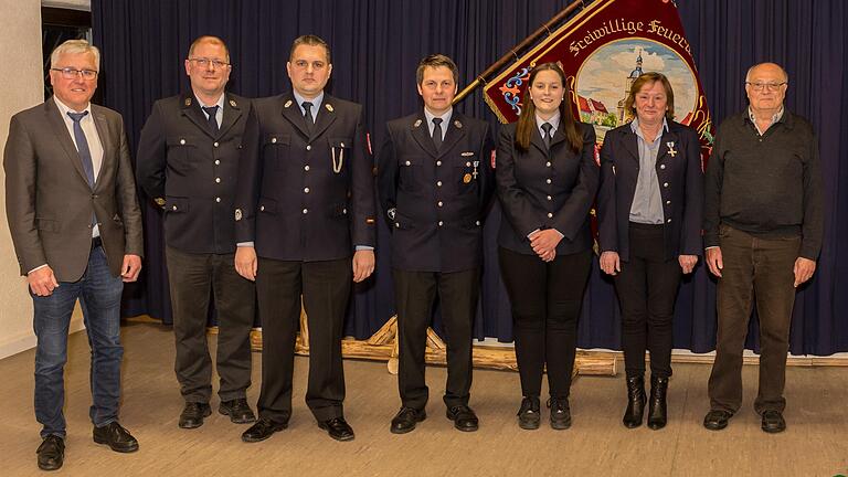 Führungswechsel und Ehrungen bei der Heßdorfer Wehr (von links): Bürgermeister Martin Göbel, scheidender Kommandant Steffen Langer, neuer Kommandant Christian Ruoff, neuer Stellvertreter Thomas Liebler, stellvertretende Vorsitzende Katharina Fella, Margit Oberpichler und Helmut Krämer.