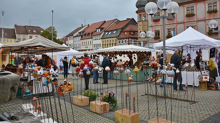 Es ist wieder soweit: Nach dreijähriger Unterbrechung findet am 10. und 11. September in Bad Königshofen wieder ein Kunsthandwerkermarkt statt. Das Foto entstand vor der Corona-Pandemie.