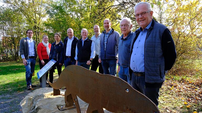 Saurierspuren rund um Niederlauer zeigt und erklärt ein neuer Lehrpfad, der mit Mitteln der NES-Allianz finanziert wurde. Im Bild (von rechts) Hans Volkmuth, Hubert Wohlfromm, Holger Schmitt (Bürgermeister Niederlauer), Martin Schmitt (Bürgermeister Salz), Marco Heinickel (Bürgermeister Burglauer), Georg Straub (Bürgermeister Hohenroth), Dina Walter (NES-Allianz), Sandra Lehnert (NES-Allianz), Nicolas Zenzen (Kulturmanager Münnerstadt).