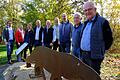 Saurierspuren rund um Niederlauer zeigt und erklärt ein neuer Lehrpfad, der mit Mitteln der NES-Allianz finanziert wurde. Im Bild (von rechts) Hans Volkmuth, Hubert Wohlfromm, Holger Schmitt (Bürgermeister Niederlauer), Martin Schmitt (Bürgermeister Salz), Marco Heinickel (Bürgermeister Burglauer), Georg Straub (Bürgermeister Hohenroth), Dina Walter (NES-Allianz), Sandra Lehnert (NES-Allianz), Nicolas Zenzen (Kulturmanager Münnerstadt).