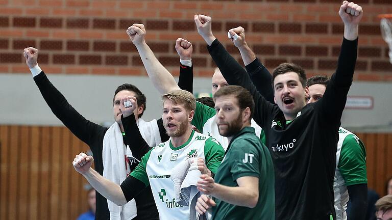 Spieler der Wölfe Würzburg und Trainer Julian Thomann (vorne) jubeln über den Sieg im Derby gegen Großwallstadt. Auch in der darauf folgenden Partie gegen den HC Elbflorenz hatten die Würzburger Grund zur Freude. Setzen sie ihre Serie in der Zweiten Handball-Bundesliga bei TuSEM Essen fort?