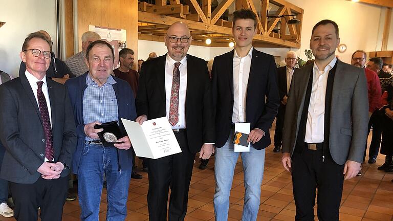 Gruppenbild mit den Geehrten beim Reichenberger Neujahrsempfang (von links): Pfarrer Matthias Penßel, Konrad Rüdinger, Bürgermeister Stefan Hemmerich, David Scheller und Pfarrer Stefan Michelberger.