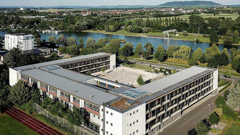 Die Staatliche Realschule Kitzingen von der Luft aus betrachtet, aufgenommen mit einer Drohne. Die Staatliche Realschule Kitzingen von der Luft aus betrachtet, aufgenommen mit einer Drohne.