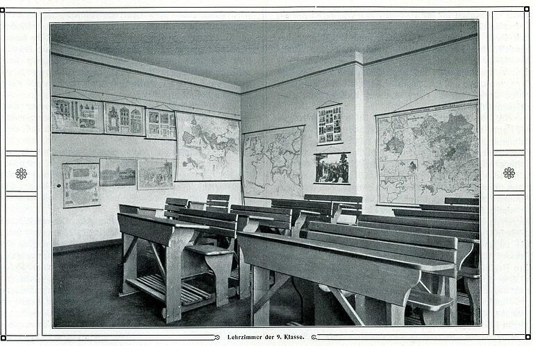 Funktionale Einrichtung: Blick in das Lehrzimmer der 9. Klasse (Abiturklasse), ebenfalls aus dem Programmheft. Funktionale Einrichtung: Blick in das Lehrzimmer der 9. Klasse (Abiturklasse), ebenfalls aus dem Programmheft.