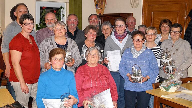 Obst- und Gartenbauverein ehrt - (gkr) Bei der Jahresversammlung des Obst- und Gartenbauvereins wurden 20 Gründungsmitglieder mit der silbernen Ehrennadel ausgezeichnet. Nach einer Rede über die vergangenen 25 Jahre, die von der Vorsitzenden Karin Weigand in Gedichtform vorgetragen wurde, bedankte sie sich bei allen mit Urkunde und kleinem Präsent. Im Bild (vorne von links): Rosemarie Schamann, Helene Hümmer und Sieglinde Oppelt, (stehend, erste Reihe von links) Vorsitzende Karin Weigand, Ria Oppelt, Hildegard Ballmann, Bärbel Bandt, Angelika Horn und Renate Weigand; (hintere Reihe, von links) Paul Hümmer, Reinhard Horn, Herbert Albig, Werner Müller, Gisela Bergmann, Karl Ballmann, Astrid Albig und Petra Hümmer. Auf dem Bild fehlen die Gründungsmitglieder Gertrud und Günter Krämer, Sonja Schmidt und Volker Bandt. Obst- und Gartenbauverein ehrt - (gkr) Bei der Jahresversammlung des Obst- und Gartenbauvereins wurden 20 Gründungsmitglieder mit der silbernen Ehrennadel ausgezeichnet. Nach einer Rede über die vergangenen 25 Jahre, die von der Vorsitzenden Karin Weigand in Gedichtform vorgetragen wurde, bedankte sie sich bei allen mit Urkunde und kleinem Präsent. Im Bild (vorne von links): Rosemarie Schamann, Helene Hümmer und Sieglinde Oppelt, (stehend, erste Reihe von links) Vorsitzende Karin Weigand, Ria Oppelt, Hildegard Ballmann, Bärbel Bandt, Angelika Horn und Renate Weigand; (hintere Reihe, von links) Paul Hümmer, Reinhard Horn, Herbert Albig, Werner Müller, Gisela Bergmann, Karl Ballmann, Astrid Albig und Petra Hümmer. Auf dem Bild fehlen die Gründungsmitglieder Gertrud und Günter Krämer, Sonja Schmidt und Volker Bandt.