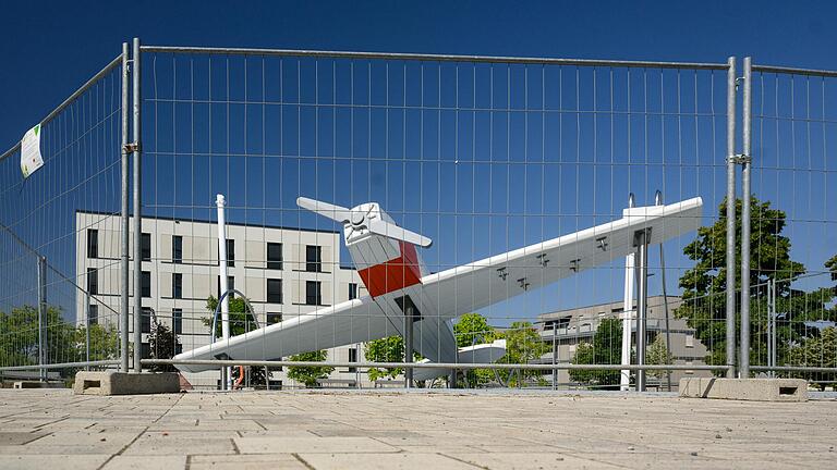Das Kletterflugzeug am Hubland ist nun schon seit einigen Monaten nicht bespielbar. Es ist 'bis auf weiteres gesperrt', heißt es auf einem Schild am Bauzaun. Das Kletterflugzeug am Hubland ist nun schon seit einigen Monaten nicht bespielbar. Es ist 'bis auf weiteres gesperrt', heißt es auf einem Schild am Bauzaun.