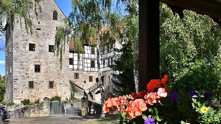 Eventuell könnte das Wasserschloss von Brennhausen künftig als Ort für Trauungen genutzt werden. Allerdings will Bürgermeisterin Angelika Götz das Thema erst mit dem Schlossbesitzer konkret besprechen.