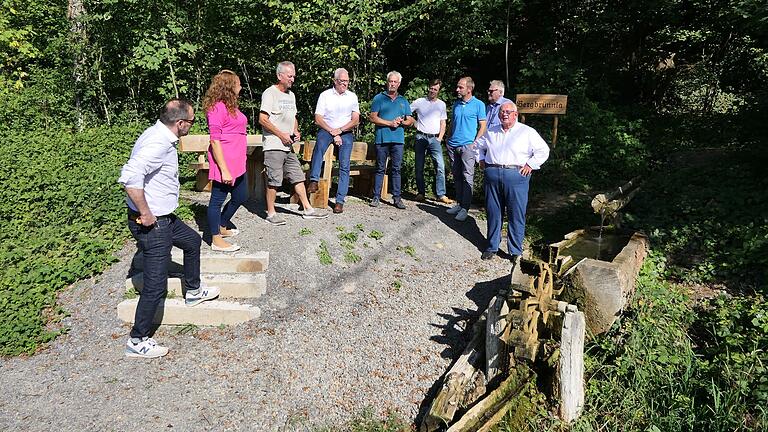 Eine Station der Rundreise war das Bergbrünnla auf dem durch das Regionalbudget geförderten Geschichtswanderweg bei Horhausen.