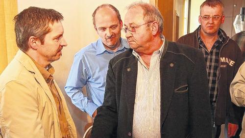 Faire Geste: Der kommissarische Bürgermeister Bernhard Witz, Vorsitzender der Milzgrund-CSU, gratuliert dem neuen Höchheimer Bürgermeister Michael Hey zum Gewinn der Stichwahl. Mit im Bild Wahlleiter Hartmut Werner (Mitte). THOMAS HÄLKER Faire Geste: Der kommissarische Bürgermeister Bernhard Witz, Vorsitzender der Milzgrund-CSU, gratuliert dem neuen Höchheimer Bürgermeister Michael Hey zum Gewinn der Stichwahl. Mit im Bild Wahlleiter Hartmut Werner (Mitte). THOMAS HÄLKER