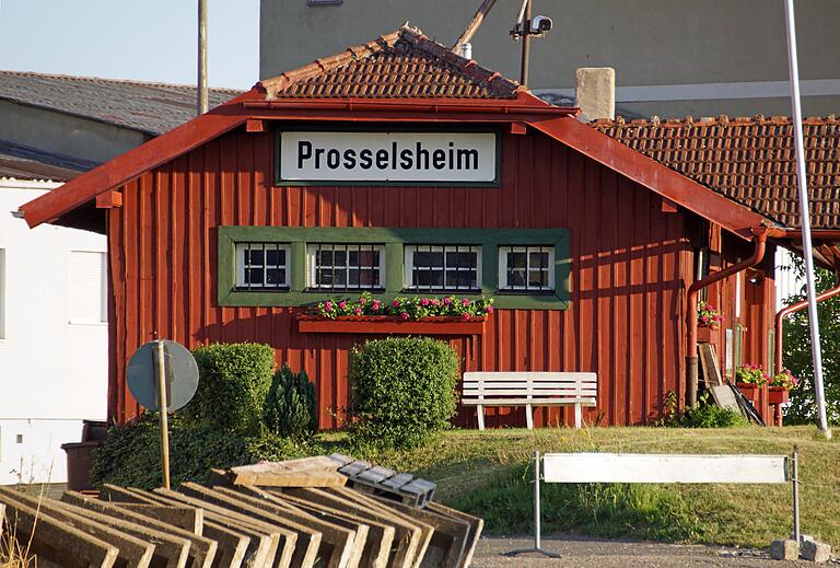 Das kleine Bahnhofsgebäude in Prosselsheim steht noch. Wenn die Mainschleifenbahn wiederbelebt wird, könnte der Bahnhof auf der Strecke zwischen Volkach und Seligenstadt wieder an Bedeutung gewinnen.