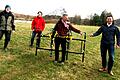 Fototermin bei windigem Wetter auf den Mainfeldern zwischen Homburg und Bettingen: (von links) Diplom-Geophysiker Arno Patzelt, Bürgermeisterin Kerstin Deckenbrock, Diplom-Geologe Harald Scherzer und Drittem Bürgermeister Torsten Gersitz.