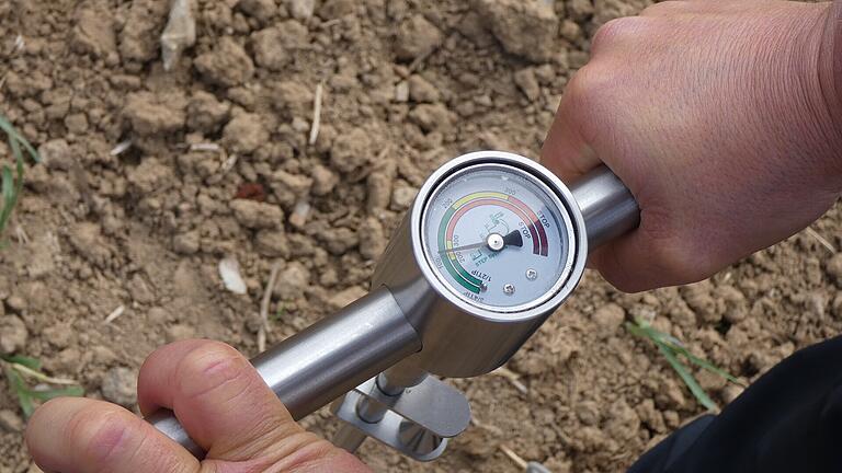 In welcher Tiefe können die Wurzeln noch Wasser aufnehmen? Mit einem Penetromether kann dies gemessen werden.