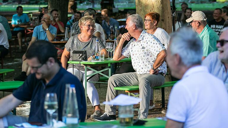 Ein Wein- und Biergarten wird von 13. bis 22. August auf dem Volkacher Weinfestplatz angeboten. Beim 'Volkacher Sommergarten' könnte es dann so ähnlich aussehen wie beim Volkacher Kabarett Sommer, bei dem 2020 dieses Foto entstanden ist.