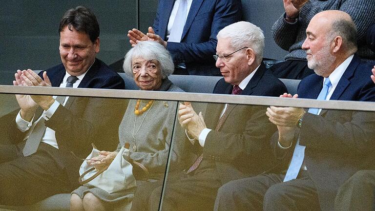 Margot Friedländer war am Donnerstag Ehrengast im Bundestag. Auf der Ehrentribüne sitzt die 102-Jährige zwischen (von links) Karsten Dreinhöfer, Vorstand der Margot-Friedländer-Stiftung, Josef Schuster, Präsident des Zentralrats der Juden in Deutschland, und Ron Prosor, israelischer Botschafter in Deutschland.