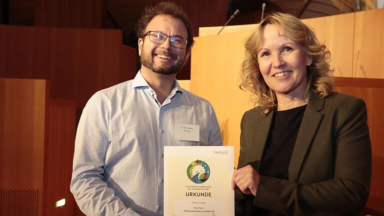 Arno Wielgoss aus Bad Kissingen bei der Preisverleihung in Berlin, zusammen mit Bundesumweltministerin Steffi Lemke.