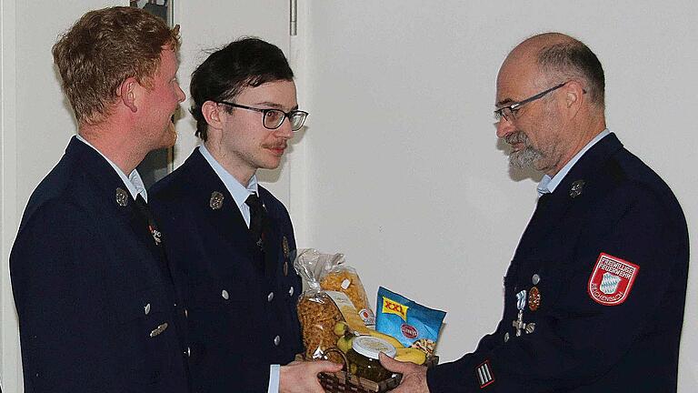 Zum Ehrenmitglied der Feuerwehr Reichenbach wurde Lothar Hillenbrand (rechts) ernannt. Vorsitzender Dominik Bieber (links) und zweiter Vorsitzender Nico Mahr (daneben) überreichen einen Geschenkkorb.       -  Zum Ehrenmitglied der Feuerwehr Reichenbach wurde Lothar Hillenbrand (rechts) ernannt. Vorsitzender Dominik Bieber (links) und zweiter Vorsitzender Nico Mahr (daneben) überreichen einen Geschenkkorb.