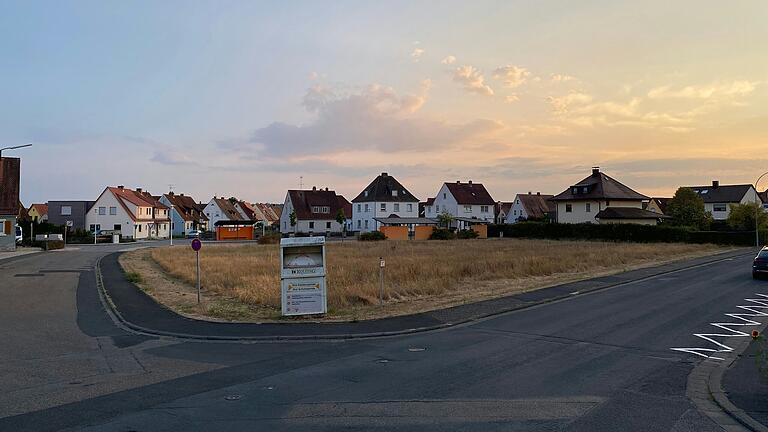 Auf dem Grundstück zwischen Ringstraße, Rimbacher und Eichfelder Straße östlich der Volkacher Altstadt soll der Bau von zwei großen Mehrfamilienhäusern bald beginnen. Auf dem Grundstück zwischen Ringstraße, Rimbacher und Eichfelder Straße östlich der Volkacher Altstadt soll der Bau von zwei großen Mehrfamilienhäusern bald beginnen.