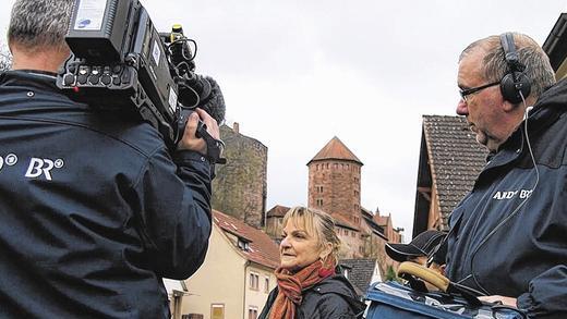 Angefeindet: Drohungen und Beleidigungen sieht sich Elfriede Krutsch in Rieneck ausgesetzt, seit sie ihrer Heimatstadt eine Gedenktafel zur Erinnerung an die Ermordung von fünf Kriegsgefangenen am 29. März 1945 stiften will. Die nunmehr revidierte Ablehnung der Gedenktafel durch den Stadtrat und die Begründungen dafür haben dem 2000-Einwohner-Ort landesweite Aufmerksamkeit eingebracht. Angefeindet: Drohungen und Beleidigungen sieht sich Elfriede Krutsch in Rieneck ausgesetzt, seit sie ihrer Heimatstadt eine Gedenktafel zur Erinnerung an die Ermordung von fünf Kriegsgefangenen am 29. März 1945 stiften will. Die nunmehr revidierte Ablehnung der Gedenktafel durch den Stadtrat und die Begründungen dafür haben dem 2000-Einwohner-Ort landesweite Aufmerksamkeit eingebracht.