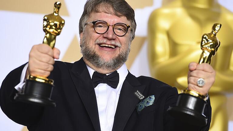 Oscars - Guillermo del Toro       -  Guillermo del Toro (&bdquo;Shape of Water&rdquo;) mit seinen Oscars für den besten Film und die beste Regie.