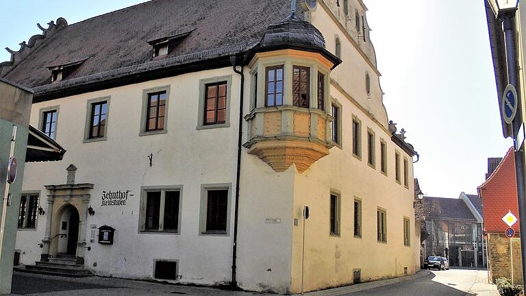 Soll in Kürze wieder zu neuem Leben erweckt werden: Die Traditionsgaststätte 'Zehnthof-Weinstuben' in Nordheim, für dessen Kauf Investoren ebenso Interesse zeigen wie für den Erwerb der Nordheimer Kelterstation, wo der Neubau eines Hotels 100 Zimmern geplant ist.