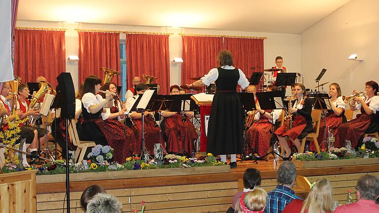 Einen musikalischen Strauß bunter Melodien präsentierte der Musikverein Willmars unter der bewährten Leitung von Daniela Wagner bei seinem Frühlingskonzert. Der Bogen reichte von klassischer und böhmischer Musik bis hin zu Schlager, Rock und Pop.