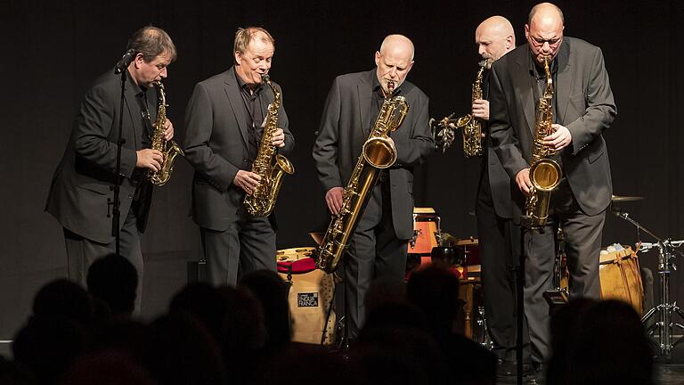 Von Klassik über Jazz bis Pop: Die Ausnahmekönner des&nbsp;„Quintessence Saxophone Quintet“, bestehend aus Ulrich Lettermann, Kai Niedermeier, Sven Hoffmann, Andreas Menzel und Anatole Gomersall, sind in ihrem Element. Beim Crossover Benefizkonzert im VCC am Vorabend des 1. Advent begeisterten sie die Gäste.&nbsp;