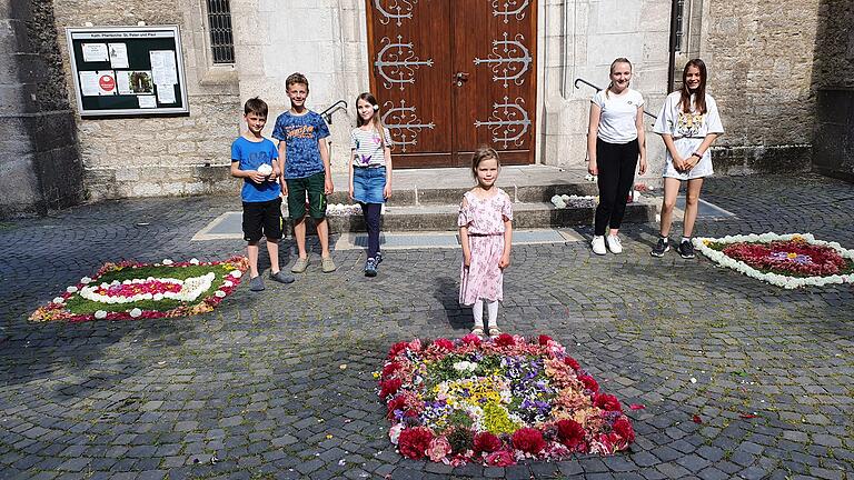 Essfeld: Farbenfrohe Blumenteppiche vor der Kirche